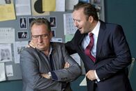 Nordisch herb – rbb Fernsehen HEITER BIS TÖDLICH - NORDISCH HERB, FOLGE 5, "Der Puppenspieler" Uhr. Kriminalrat Hinrichs (Thomas Kügel, l.) muss wegen Polizeipräsident Dr. Sommer (Robert Schupp, r.) sein Büro räumen.