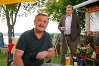 Die Rosenheim-Cops – Hat Dauercamper Harald Meierling (Ferry Oellinger, l.) im Streit seinen Wohnwagennachbarn umgebracht? Rosenheim-Cop Hartl (Michael A. Grimm, r.) befragt ihn.