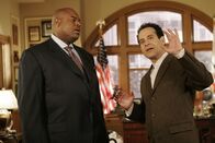 Monk – Adrian Monk (Tony Shalhoub, r.) hat mal wieder seine eigene Theorie, dwen aktuellen Mordfall betreffend. Mayor Ray Nicholson (Chi McBride, l.) weiß nicht so recht, was er davon halten soll ?