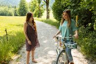 Frühling – Lilly (Julia Beautx, r.) macht sich Sorgen um ihren Freund Adrian und hofft, dass Nora (Aniya Wendel, l.) ihr helfen kann.