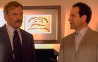Monk – Der Anwalt Lou Pratt und seine Assistentin werden abends in ihrem Büro ermordet. Captain Leland Stottlemeyer (Ted Levine, l.) bittet Monk (Tony Shalhoub, r.) um Hilfe bei den Ermittlungen.