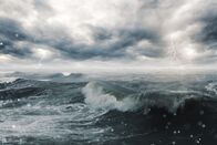 In Seenot – Stormy seascape with high waves and lightning strikes