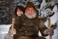 Heidi – Lustige Schlittenfahrt: Der Almöhi (Bruno Ganz) und Heidi (Anuk Steffen) auf dem Weg ins tief verschneite Dorf, wo sie den Winter verbringen werden.