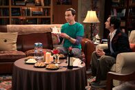 The Big Bang Theory – Raj (Kunal Nayyar, r.) ist genervt von dem nächtlichen Lautstärkepegel, den Leonard und Priya verursachen, und zieht deshalb kurzerhand bei Sheldon (Jim Parsons, l.) ein. Doch kann das gutgehen?