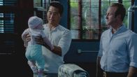 Hawaii Five-0 – Haben einen ganz besonderen Auftrag zu erfüllen: Danny (Scott Caan, r.) und Chin (Daniel Dae Kim, M.) ...