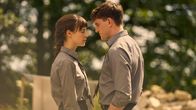 Normal People – Zwischen dem allseits beliebten Sportass der Schule Connell (Paul Mescal) und der stillen introvertierten Außenseiterin Marianne (Daisy Edgar-Jones) funkt es gewaltig.
