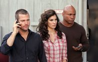 Navy CIS: L.A. – Bei den Ermittlungen eines neuen Mordfalls stoßen Callen (Chris O'Donnell, l.), Kensi (Daniela Ruah, M.) und Sam (LL Cool J, r.) auf Falschgeld ...