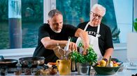 Die Ernährungs-Docs – Kochkurs beim Veggie-Experten: Früher war Alexander Flohr wie Peter F. Fleischfan, heute lebt er vegan und zeigt, was man alles aus Gemüse zaubern kann.; NDR Fernsehen DIE ERNÄHRUNGS-DOCS, "Iss Dich gesund!" Uhr. Kochkurs beim Veggie-Experten: Früher war Alexander Flohr wie Peter F. Fleischfan, heute lebt er vegan und zeigt, was man alles aus Gemüse zaubern kann.