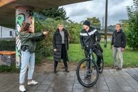 SOKO Leipzig – Kim Nowak (Amy Mußul, l.), Ina Zimmermann (Melanie Marschke, 2.v.l.) und Jan Maybach (Marco Girnth, r.) konnten Malte Kliemann (Konstantin Frolov, 2.v.r.) an seiner Flucht hindern. Hat der beste Freund des Opfers etwas mit dem "Ölfleck-Anschlag" zu tun?