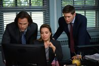 Supernatural – (v.l.n.r.) Sam Winchester (Jared Padalecki); Vice Principal Bailey (Alison Araya); Dean Winchester (Jensen Ackles)