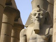 Versunkene Metropolen – Ramses der Große inszenierte sein Gottkönigtum durch prachtvolle Paläste und kolossale Statuen.