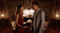 The Royals – Liam (William Moseley, r.) lädt Kathryn (Christina Wolfe, l.) zum Geburtstagsessen seiner Mutter ein, während Willow dem König von England noch keine Antwort auf seinen Antrag gegeben hat ...