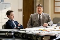 Young Sheldon – Sheldon Cooper (Iain Armitage, l.); George Cooper sen. (Lance Barber, r.)