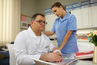 In aller Freundschaft – Hans-Peter Brenner (Michael Trischan) hat sich in eine Patientin verliebt. Leider wird dies von der Begehrten nicht erwidert. Schwester Arzu (Arzu Bazman) tröstet Brenner und gibt ihm den Rat, dass er an seiner Unzufriedenheit nur selbst etwas ändern kann. Wenn er abnehmen wolle, müsse er anfangen Sport zu treiben.