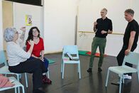 Signes – Jennifer Lesage-David (l.) und Emmanuelle Laborit (r.) – die Co-Leiterinnen des International Visual Theatre Paris – geben ihr Wissen an François und Christian Gremaud weiter.