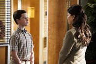 Young Sheldon – Sheldon Cooper (Iain Armitage, l.); Dr. Lee (Ming-Na Wen, r.)