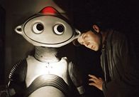 Leo - Ein fast perfekter Typ – Ingenieur Rudi Buntnickel (Matthias Matschke, re.) will seine neue Erfindung - den Roboter Leo - verstecken, doch das hat ungeahnte Folgen.