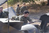 Scorpion – Ein Militärflugzeug wird in Bosnien abgeschossen. Walter (Elyes Gabel, vorne) und Paige (Katharine McPhee, hinten) müssen in das gefährliche Gebiet fliegen, um eine geheime Militärtechnologie zu retten ...