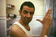 Johnny English – Nachdem bei einem Anschlag alle englischen Geheimagenten getötet wurden, bleibt nur noch der unerfahrene und etwas trottelige Möchtegern-Agent Johnny English (Rowan Atkinson) übrig. Er soll die britischen Kronjuwelen schützen, das British Empire retten und ein paar böse Buben dingfest machen ...