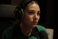 About Saturday – Klara (Darin Hagi) genießt das Single-Leben und teilt ihre Dating-Erfahrungen über etwas zu anhängliche Jungs und schlechte Swipes zusammen mit ihren Freunden in ihrem Podcast "Forever Singles".
