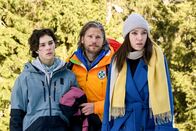 Die Bergretter – Markus (Sebastian Ströbel, M.) und Alexandra (Viktoria Ngotsé, r.) haben Karl Münster (Carlo Krammling, r.) gefunden. Doch dieser steht völlig neben sich.