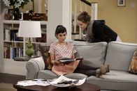 Last Man Standing – Will nicht glauben, dass Kyle sich bei einem Spielautomaten von Eve (Kaitlyn Dever, r.) hat schlagen lassen: Mandy (Molly Ephraim, l.) ...