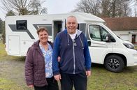 Wir werden Camper – Barbara und Jürgen Kleine-Beck vor ihrem Mietwohnmobil.