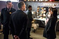 Elementary – Capt. Gregson (Aidan Quinn, l.), Sherlock Holmes (Jonny Lee Miller, 2.v.l.), Det. Bell (Jon Michael Hill, M.) und Dr. Watson (Lucy Liu, r.) stellen der berühmten Tänzerin Iris Lanzer (Aleksa Palladino, 2.v.r.) in deren Garderobe einige unangenehme Fragen, zum Beispiel, warum sie ein eigenes Teppichmesser besitzt ...