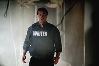 Castle – Kann nicht fassen, wer die erschossene Frau in dem gestürmten Gebäude ist: Rick Castle (Nathan Fillion) ...