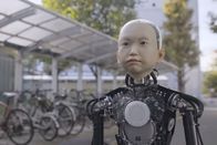Künstliche Unsterblichkeit – Der Kinderroboter Ibuki macht einen Spaziergang an der Universität Osaka.
