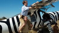Grzimek – Bernhard Grzimek (Ulrich Tukur) und sein Sohn Michael (Jan Krauter) entfernen einen Pfeil, den Wilderer auf das Flugzeug abgeschossen haben.
