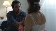 Die Tage unter Null – Der ambulante Notarzt Thibault (Mehdi Nebbou) ist zur Visite bei einer Patientin (Véronique Boulanger).
