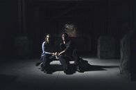 Castle – Richard Castle (Nathan Fillion, r.) und Kate Beckett (Stana Katic, l.) finden sich plötzlich mit Handschellen aneinander gekettet in einem Raum wieder und beide haben keine Ahnung, wie sie dort hingekommen sind ...