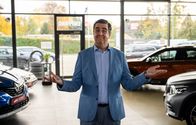 Alles gelogen – Hajo Siewers (Bastian Pastewka) ist mit Leib und Seele Autoverkäufer. Um seine Kunden zu überzeugen, greift er auch gerne mal zu charmanten Unwahrheiten.