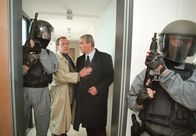 Polizeiruf 110 – Herbert Schmücke (Jaecki Schwarz, Mitte) und Werner Baumann (Walter Kreye) nach der Stürmung der Wohnung Hrulitschka.