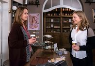 Rote Rosen – ARD ROTE ROSEN FOLGE 1915 Uhr im ERSTEN. Jeanette (Nina Weniger, r.) ist stolz auf ihr Verkaufstalent und freut sich, dass die beeindruckte Jana (Jenny Jürgens, l.) ihr ein Türchen zu Teilhaberschaft öffnet.