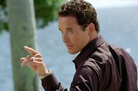 2 Fast 2 Furious – Der Geschäftsmann Carter Verone (Cole Hauser) benutzt seine Firma dazu, ein internationales Geldwäsche-Kartell zu betreiben. Nach einem Jahr Beobachtung jedoch, hat die Polizei nichts gegen ihn in der Hand außer die Tatsache, dass er an illegalen Straßenrennen beteiligt ist.