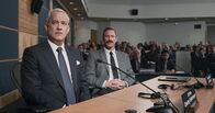 Sully – L-R: Chesley 'Sully' Sullenberger (Tom Hanks), Jeff Skiles (Aaron Eckhart).