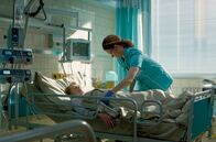 Die Verdächtige – Die Krankenschwester Hana (Klara Meliskova) kümmert sich um eine Patientin.