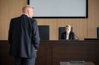 Der Staatsanwalt – Anwalt Dr. Magnus Strelleck (Frank Vockroth) im Gespräch mit der Richterin (Mandy-Marie Mahrenholz). Er will beweisen, dass Oberstaatsanwalt Bernd Reuther mit seinem Verdacht gegen Maja Schalko falsch liegt.