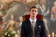 The Royals – Durch sein plötzliches Erscheinen hat er seine Familie völlig aus der Bahn geworfen? Prinz Robert (Max Brown) ...