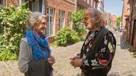 Rote Rosen – Dörte (Edelgard Hansen, l.) freut sich mit Hannes (Claus Dieter Clausnitzer, r.) auf die gemeinsame Arbeit für "Die zweite Chance".
