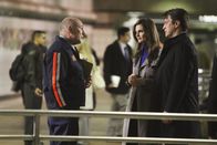 Castle – Richard Castle (Nathan Fillion, r.) und Kate Beckett (Stana Katic, l.) fühlen Mario Rivera (Carmen Argenziano, 2.v.l.) auf den Zahn.