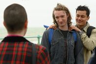 Detective Grace – Andy Gilney (James Tarpey, 2.v.r.) und David Lee (Matt Barkley, r.) ärgern ihre Kollegin Joolz (Boo Golding, l.).