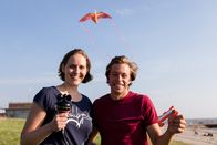 Checker Tobi – Checker Tobi mit Windexpertin Julia beim Drachensteigen.