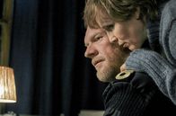 Zwei Leben – Kathrine (Juliane Köhler) und Bjarte (Sven Nordin) führen ein ruhiges und erfülltes Eheleben, bis die Wahrheit über Kathrines Identität ans Licht kommt.