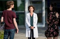 In aller Freundschaft - Die jungen Ärzte – (v.l.n.r.) Ole Breuer (Benjamin Weygand); Karin Patzelt (Marijam Agischewa); Vittoria Saltini (Mila Böhning)