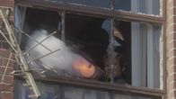 MacGyver – Feuer frei: Unter Beschuss von lettischen Terroristen schießt Bombenbastler MacGyver (Lucas Till) mit einer selbstgebauten Waffe zurück.