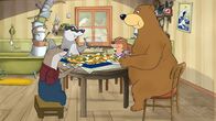 Unser Sandmännchen – Alle essen gemeinsam Gemüseauflauf. Sogar Bauer Hackenpiep ist eingeladen.