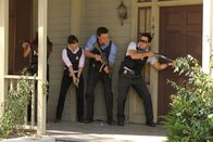 The Mentalist – Auf der Suche nach einem Mörder: Teresa (Robin Tunney, 2.v.l.), Kimball (Tim Kang, r.) und Wayne (Owain Yeoman, 2.v.r.) ...